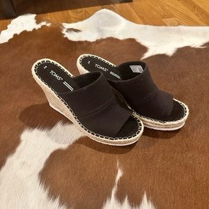 TOMS monica wedge mule - black. Size 9